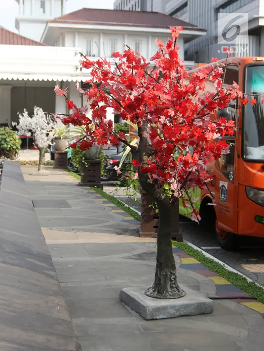 Penampakan pohon imitasi berwarna merah yang terpasang di halaman Balai Kota DKI Jakarta, Senin (4/6). (Liputan6.com/Arya Manggala)