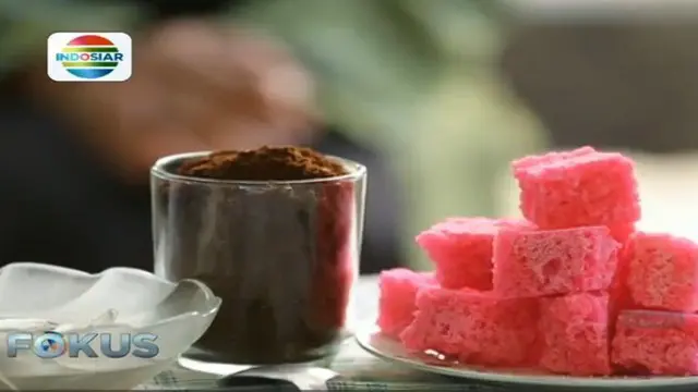 Gula Cakar dibuat dari gula pasir sebagai bahan utamanya, serta diberi pewarna makanan lalu diberi soda kue.