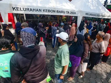 Warga Penerima Bantuan Pangan (PBP) antri mengambil  beras yang didistribusikan di Kelurahan Kebon Baru, Jakarta Selatan, Selasa, 1 September 2026. (KLY/Arie Basuki).