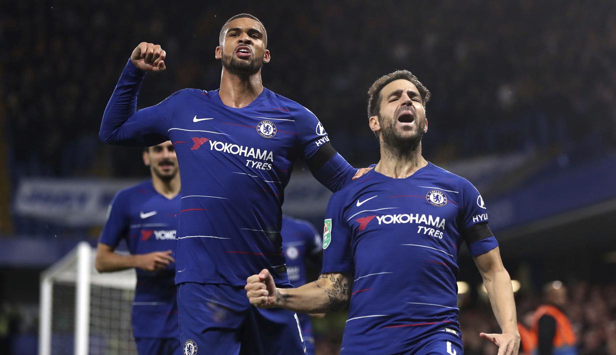 Gelandang Chelsea, Cesc Fabregas, melakukan selebrasi usai membobol gawang Derby County pada Piala Liga Inggris di Stadion Stamford Bridge, Kamis (1/112018). Chelsea menang 3-2 atas Derby County. (AP/Nick Potts)