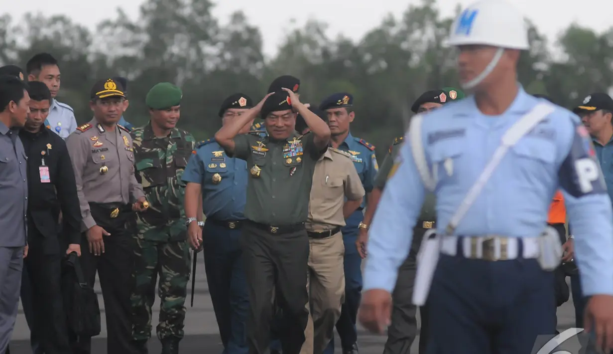Panglima TNI Jenderal Moeldoko tiba di Lanud Iskandar sekitar pukul 12.50 WIB dengan menggunakan pesawat Boeing 737 milik TNI AU, Pangkalan Bun, Kalteng, Selasa (6/1/2015). (Liputan6.com/Herman Zakharia)