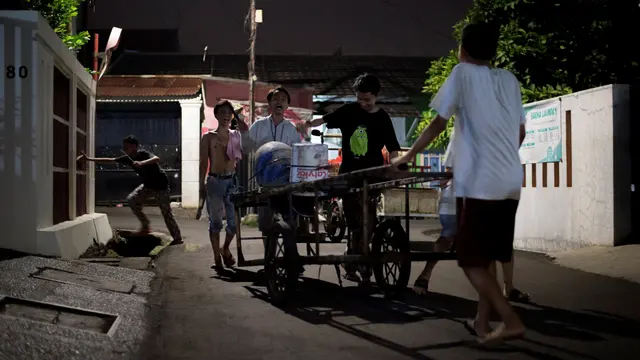 Tradisi Remaja di Jakarta Membangunkan Sahur