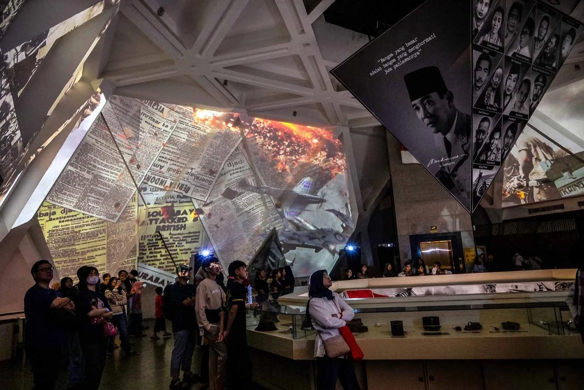 FOTO: Keseruan Pengunjung Menjelajah Malam di Museum 10 November