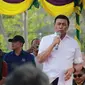 Politikus Partai Hanura Wiranto berorasi di depan massa pendukung capres dan cawapres nomor urut 01 Joko Widodo-Ma'ruf Amin di Lapangan Padebulo, Gorontalo, Selasa (2/4). Ini merupakan kampanye perdana pasangan nomor urut 01 di Gorontalo. (Liputan6.com/Arfandi Ibrahim)