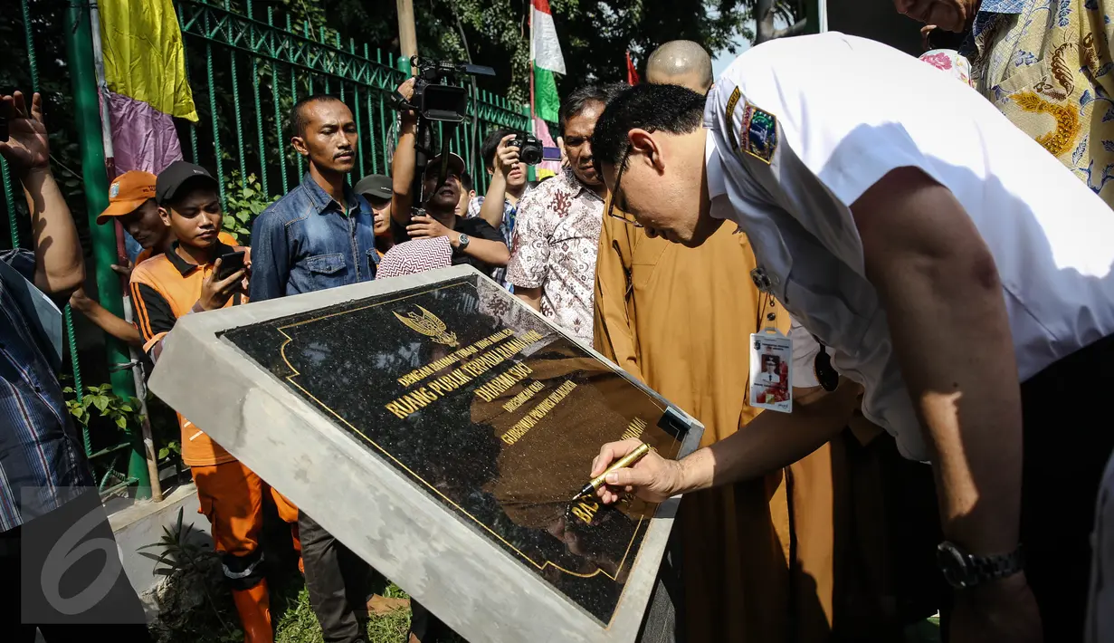 Gubernur DKI Jakarta, Basuki Tjahaja Purnama (Ahok) saat menandatangani prasasti peresmian RPTRA Tahap II Provinsi DKI Jakarta, di Jalan Pluit Mas Utara, Kelurahan Pejagalan, Kecamatan Penjaringan, Jakarta, Rabu (6/4). (Liputan6.com/Faizal Fanani)