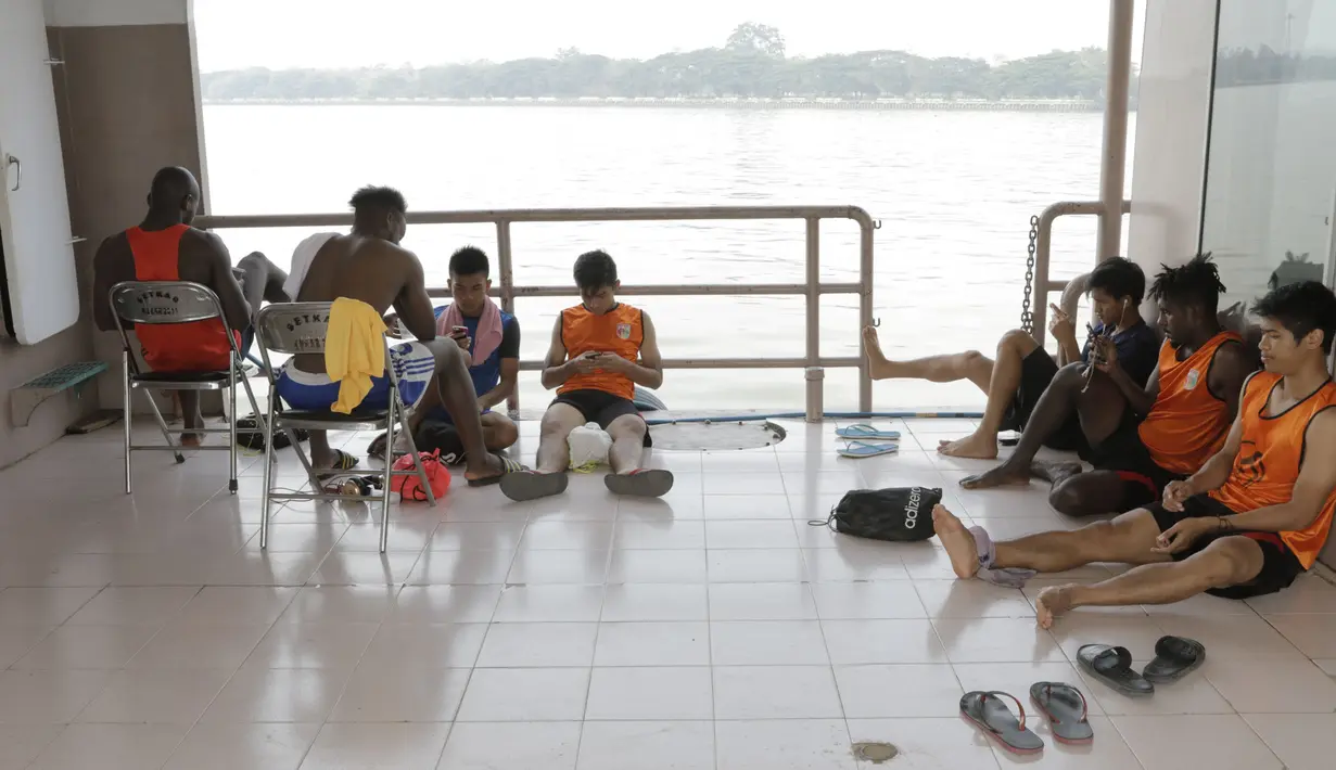 Para pemain Mitra Kukar menggunakan kapal feri menyeberangi Sungai Mahakam menuju Stadion Aji Imbut, Tenggarong, Kaltim, Sabtu (3/10/2015). (Bola.com/Vitalis Yogi Trisna)
