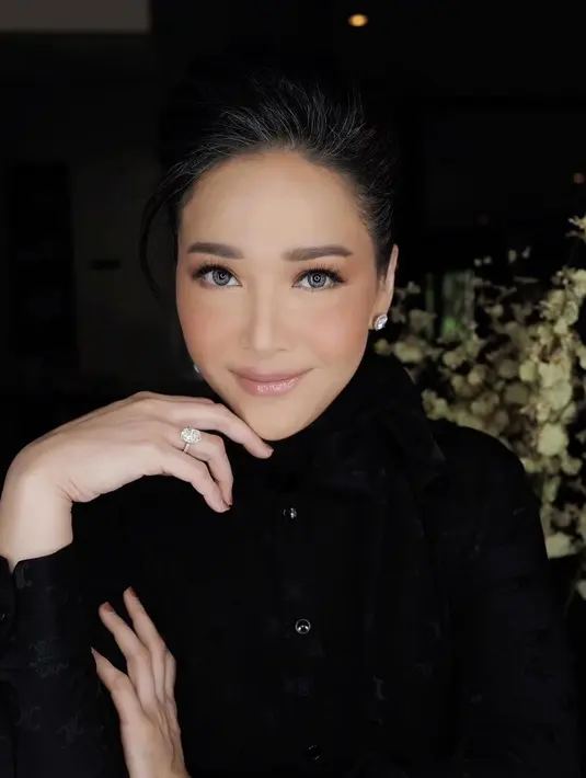 Foto di akhir tahn 2020, di mana Maia Estianty mulai nyaman dan perlahan intens membagikan gaya rambut dengan hadirnya rambut putih. (Foto: Instagram @maiaestiantyreal)