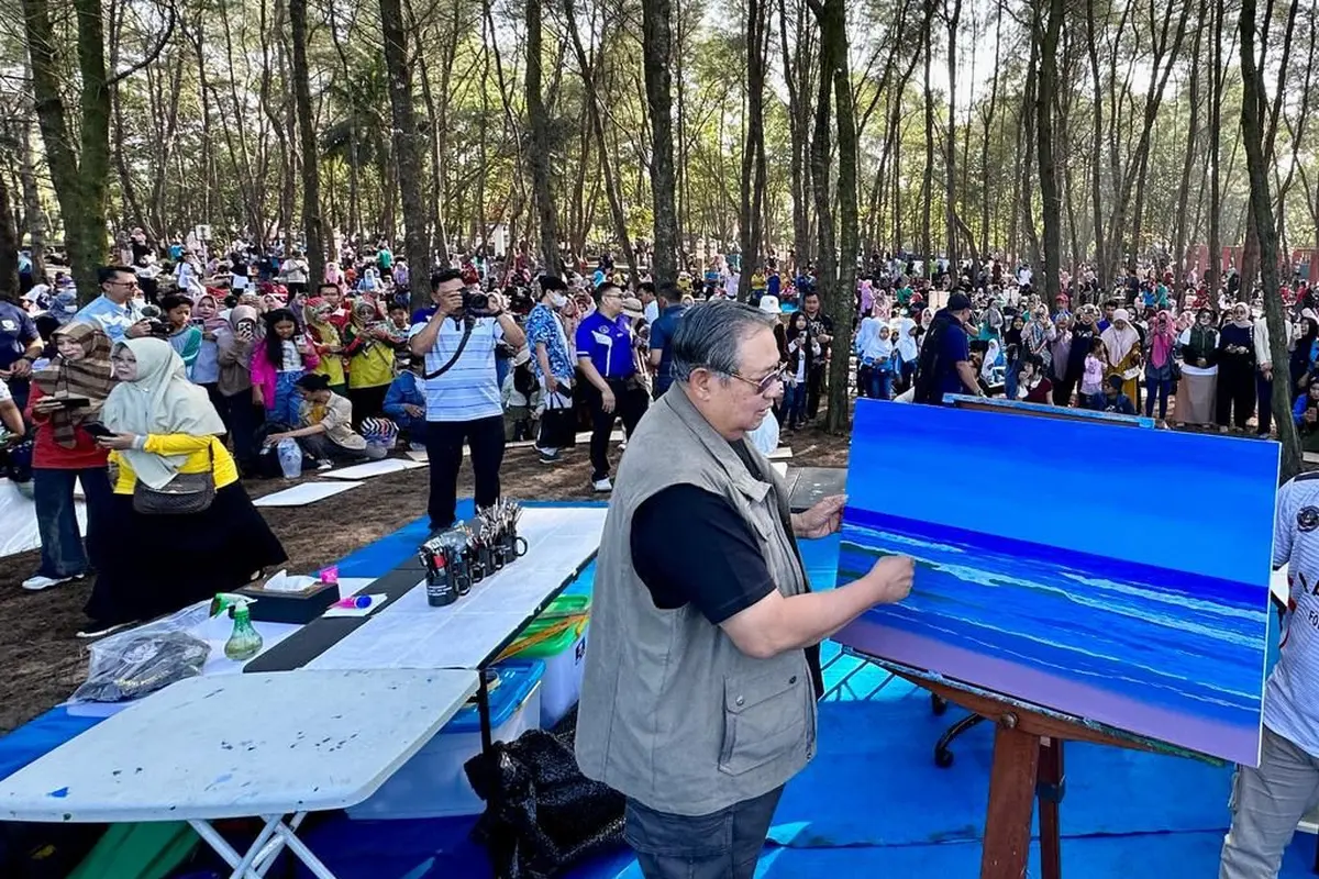 SBY bersama ribuan pelajar melukis bareng di Pantai Dor Pacitan. (Istimewa)
