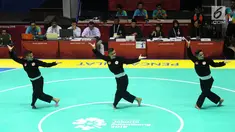 Nunu Nugraha, Asep Yuldan Sani, dan Anggi Faisal Mubarok tampil dalam babak final pencak silat beregu putra Asian Games 2018 di TMII, Jakarta, Senin (27/8). Pencak silat beregu putra menyumbang emas ke-15 untuk Indonesia. (Merdeka.com/Arie Basuki)