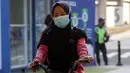 Warga bersepeda mengenakan masker melintasi terowongan Kendal Jalan Blora, Jakarta, Jumat (25/6/2021). Hingga Jumat (25/6), Secara akumulatif Satgas Penanganan Covid-19 mencatat kasus positif Covid-19 di wilayah DKI Jakarta telah menyentuh angka 501.396 orang. (Liputan6.com/Helmi Fithriansyah)