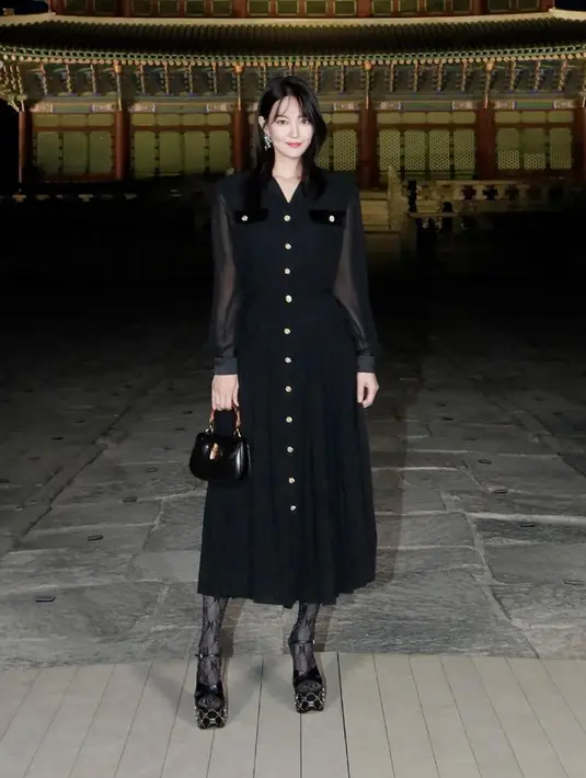 Aktris Shin Min-a juga tampil dalam dress menerawang warna hitam yang klasik dan elegan. Ia menggenggam mini bag Gucci Bamboo 1947 yang menyempurnakan look-nya. [Foto: Instagram @gucci]