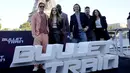 <p>(Dari kiri) Brad Pitt, Joey King, Brian Tyree Henry, Aaron Taylor-Johnson, sutradara David Leitch dan Produser Kelly McCormick berpose saat sesi pemotretan untuk film 'Bullet Train' di Paris, Prancis, Sabtu (16/7/2022). (AP Photo/Christophe Ena)</p>