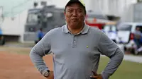 Pelatih Persekap, Ashari Cahyani, mengaku bersaudara dengan Inul Daratista. (Bola.com/Robby Firly)