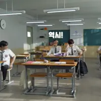 NCT Dream mengenakan seragam SMA Indonesia di kampanye terbaru bersama Somethinc. Intip gaya serunya (Tangkapan Layar YouTube NCT Dream)