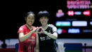 Pebulu tangkis tunggal putri Korea Selatan, An Se Yong (kiri) berfoto bersama dengan wakil China, Wang Zhi Yi pada babak semifinal Indonesia Open 2024 di Istora Senayan, Jakarta, Sabtu (08/06/2024). (Bola.com/Bagaskara Lazuardi)