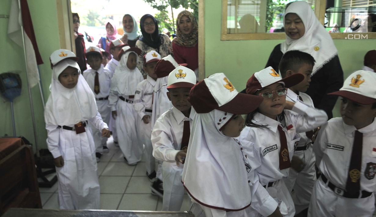 Foto Ekspresi Para Murid Baru Di Hari Pertama Masuk Sekolah News Liputan6com