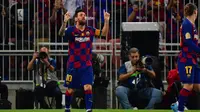Lionel Messi mencetak gol saat Barcelona menghadapi Atletico Madrid (Giuseppe CACACE / AFP)