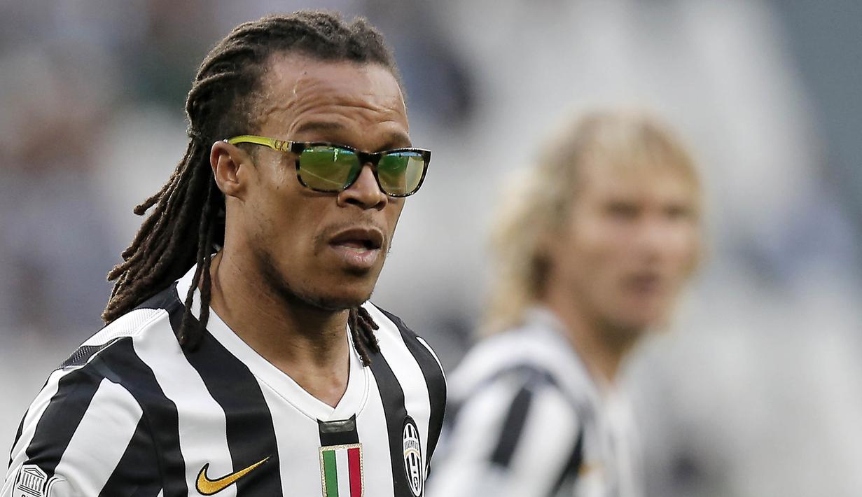 Edgar Davids - Pemain kelahiran Suriname ini merupakan salah satu pesepak bola dengan penampilan paling ikonik di dunia. Mantan bintang Juventus ini tampil dengan gaya rambutnya yang gimbal dikuncir serta kacamata yang selalu melekat di wajahnya. (AFP/Marco Bertorello)