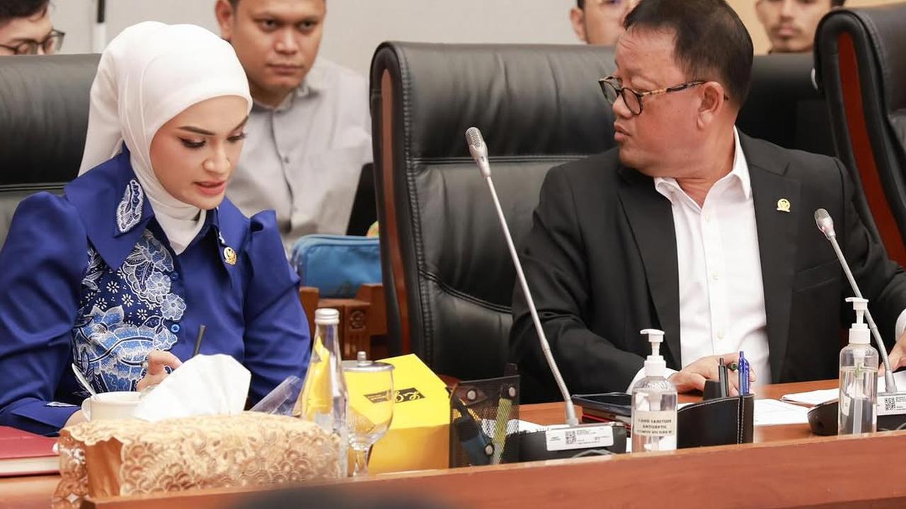 Potret Putri Zulhas saat Pimpin Rapat, Auranya Berkharisma