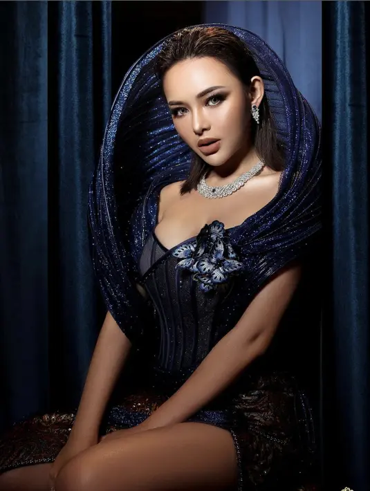 Gayanya semakin glamor dengan perhiasan penuh pernyataan. [Foto: Instagram/ @fdphotography90]