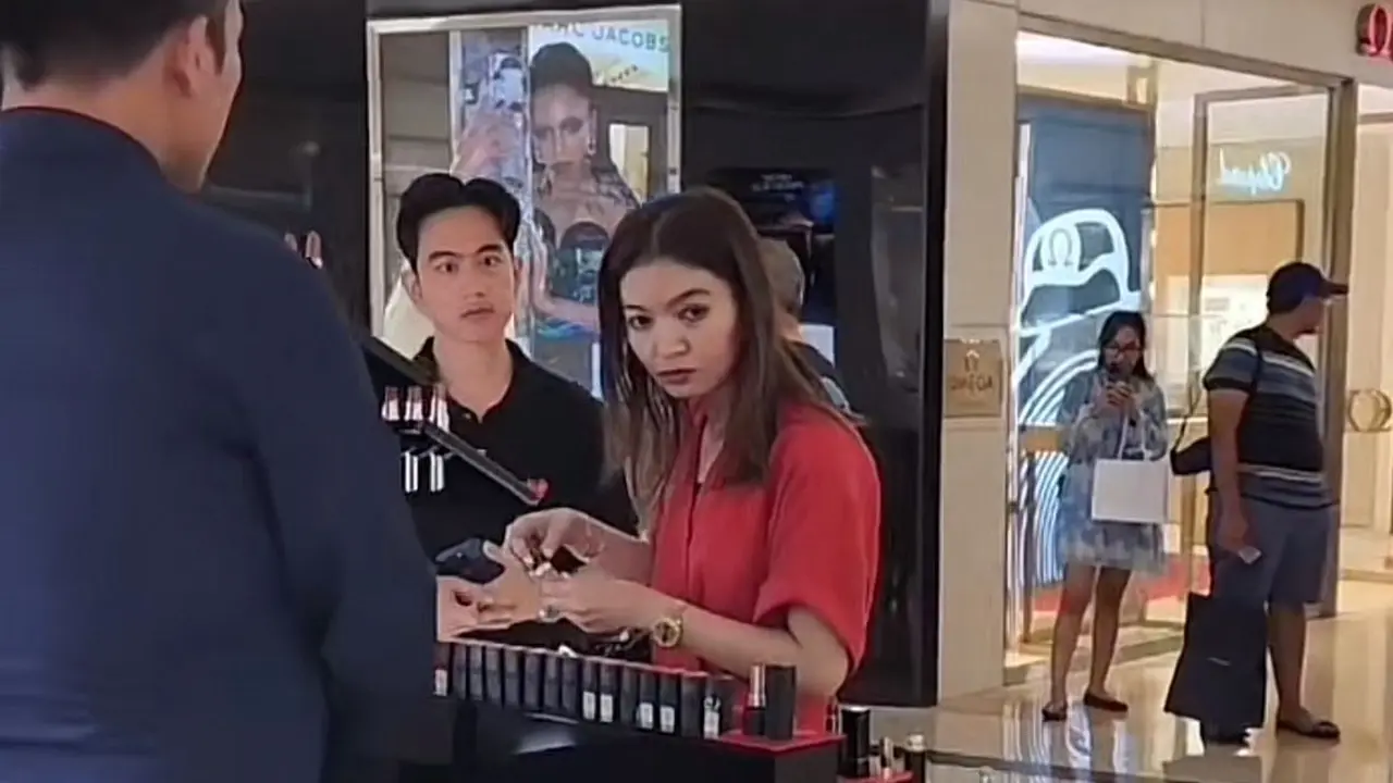 Gibran Rakabuming temani Selvie Ananda beli lipstik