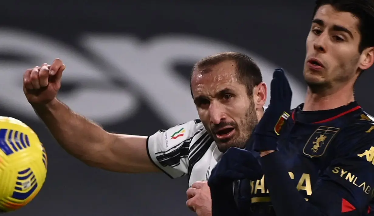 Pemain Juventus Giorgio Chiellini (kiri) berebut bola dengan pemain Genoa Domenico Criscito pada pertandingan babak 16 besar Coppa Italia di Allianz Stadium, Turin, Italia, Rabu (13/1/2021). Juventus melaju ke perempat final usai menaklukkan Genoa 3-2. (Marco BERTORELLO/AFP)