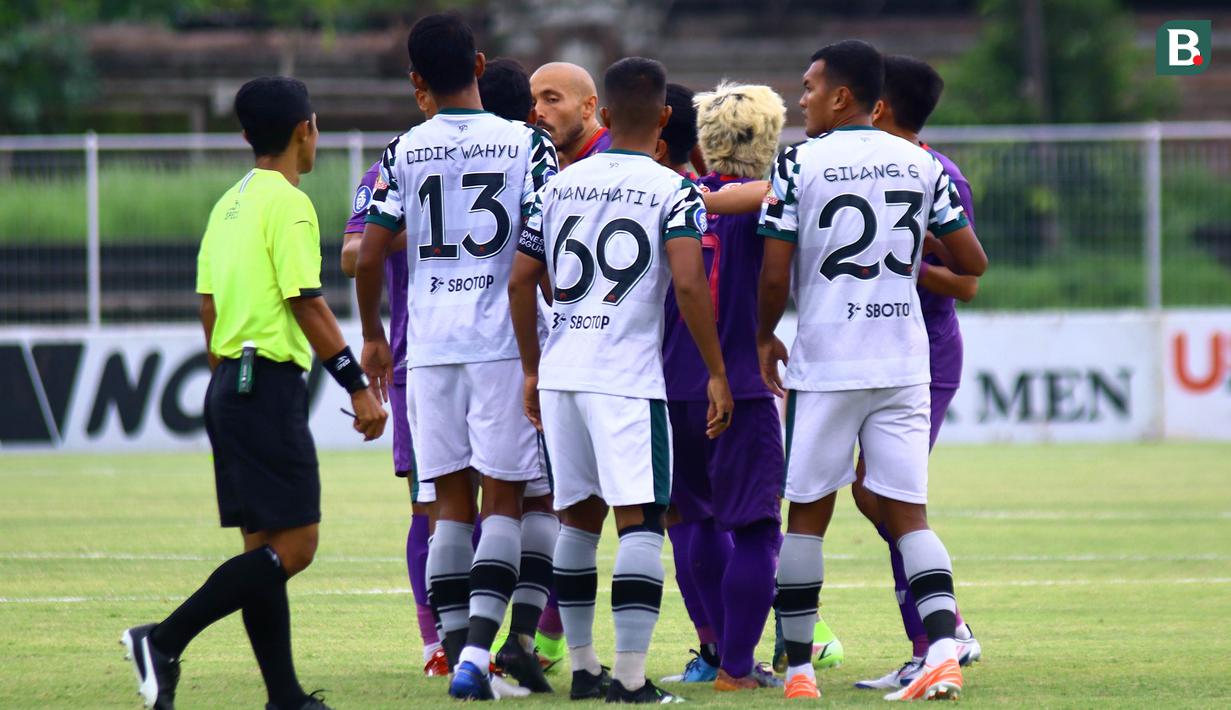 Pertandingan berjalan dengan tensi yang tinggi sejak awal laga. Baru enam menit, wasit sudah mengeluarkan dua kartu kuning kepada Youssef Ezzejjari (Persik) dan Manahati Lestusen (Persikabo) yang terlibat insiden cekcok mulut di area gawang Persikabo. (Bola.com/Nandang Permana)