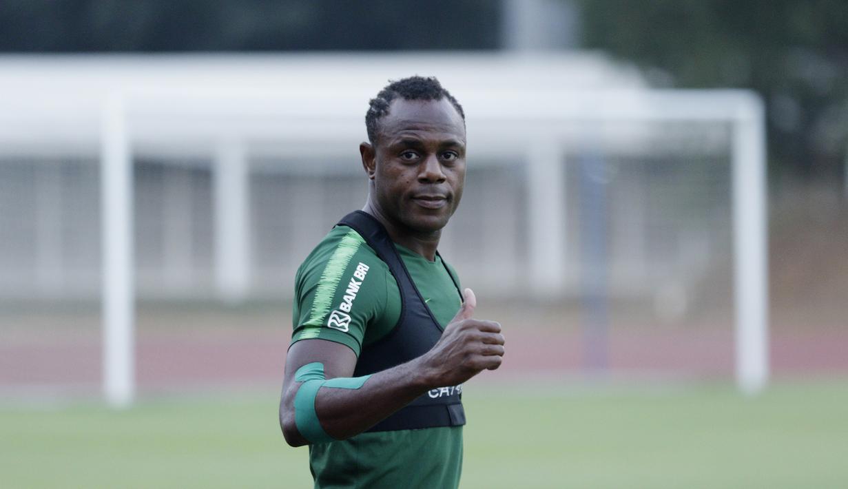2. Victor Igbonefo - Mantan pemain Persib Bandung ini menjadi pilihan Simon McMenemy dalam menjaga lini pertahanan Timnas Indonesia. Tubuh yang kekar dan fisik yang kuat diharapkan bisa menjadi momok bagi penyerang lawan. (Bola.com/M Iqbal Ichsan)