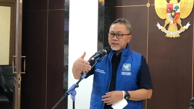 Menteri Perdagangan (Mendag) Zulkifli Hasan dalam konferensi pers Dampak Impor Pakaian Bekas Ilegal Terhadap UKM, di kantor Kementerian Koperasi dan UKM, Jakarta Selatan, Senin (27/3/2023).(Tira/Liputan6.com)