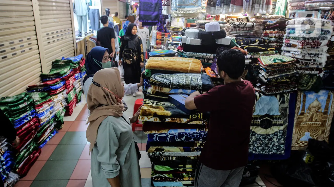 Para pengunjung yang datang ke Pasar Tanah Abang itu berburu pakaian untuk Lebaran 2023 atau Idul Fitri 1444 Hijriah.