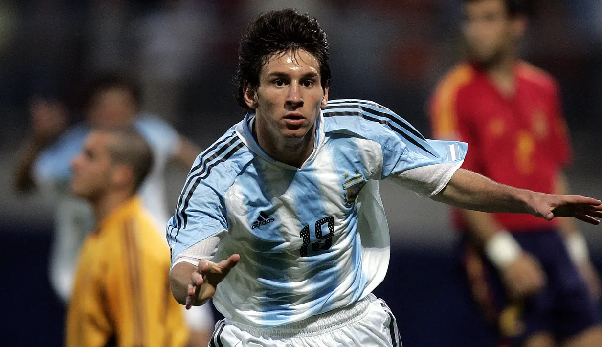 Selebrasi pemain Argentina, Lionel Messi setelah mencetak gol ke gawang Spanyol dalam laga perempatfinal Piala Dunia Remaja 2005 di Enschede, Belanda (25/6/2005). Lionel Messi berhasil mengawinkan gelar pemain terbaik dan top skor pada Piala Dunia U-20 edisi 2005 di Belanda. Sebagai top skor, ia mampu mencetak 6 gol sepanjang turnamen dan berhasil membawa Argentina menjadi juara. (AFP/Aris Messinis)
