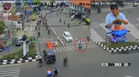 Tanpa helm dan melanggar lalu lintas, bapak ini mencari kutu saat berhenti menunggu lampu lalu hijau di persimpangan jalan Cibaduyut, Bandung. (@atsc.kotabandung)