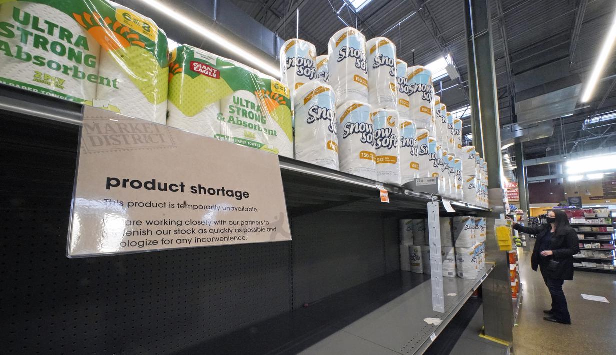 Produk kertas kekurangan pasokan di rak-rak pasar Pittsburgh, negara bagian Pennsylvania pada 17 November 2020. Lonjakan kasus COVID-19 di AS membuat orang kembali ke toko untuk menimbun lagi, meninggalkan rak kosong dan memaksa pengecer membatasi pembelian (AP/Gene J. Puskar)