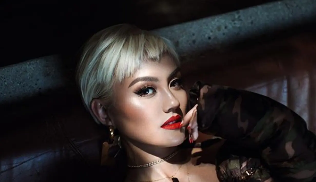 Penyanyi Agnes Monica atau lebih dikenal dengan Agnez Mo pernah memotong rambutnya jadi super pendek dan dicat warna platinum. Kebanyakan warganet melayangkan pujian. (Instagram/ agnezmo)