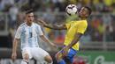 Striker Brasil, Gabriel Jesus, mengontrol bola saat melawan Argentina pada laga persahabatan di Stadion King Abdullah, Jeddah, Selasa (16/10/2018). Brasil menang 1-0 atas Argentina. (AP/STR)
