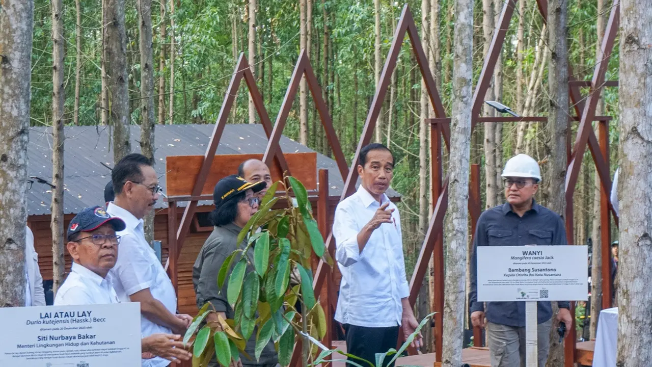 Menteri Lingkungan Hidup dan Kehutanan Siti Nurbaya mendampingi Presiden RI Joko Widodo melaksanakan penanaman pohon bersama masyarakat di sejumlah titik di Ibu Kota Nusantara (IKN), Kabupaten Penajam Paser Utara, Provinsi Kalimantan Timur, Rabu (20/12) (