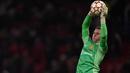 Untuk penjaga gawang, Dean Henderson dipercaya untuk tampil. Namun gawangnya harus kebobolan pada menit ke-42. (AFP/Paul Ellis)