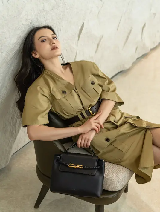 Lengkapi busananya, Raline Shah kenakan belt hitam yang kontras dengan dress cokelatnya [@ralineshah]