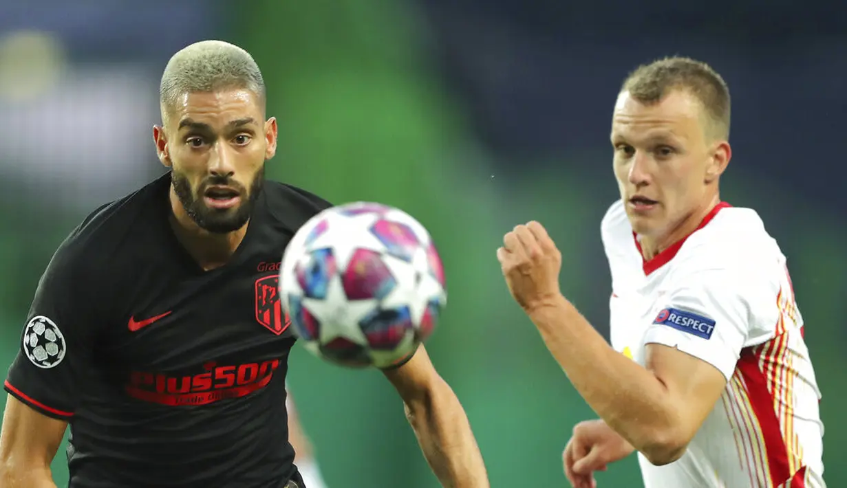 Gelandang Atletico Madrid, Yannick Carrasco berebut bola dengan pemain RB Leipzig, Lukas Klostermann pada perempat final Liga Champions di stadion Jose Alvalade di Lisbon, Portugal, Kamis, (13/8/2020). RB Leipzig menang tipis 2-1 dan melaju ke semifinal. (Miguel A. Lopes/Pool Photo via AP)
