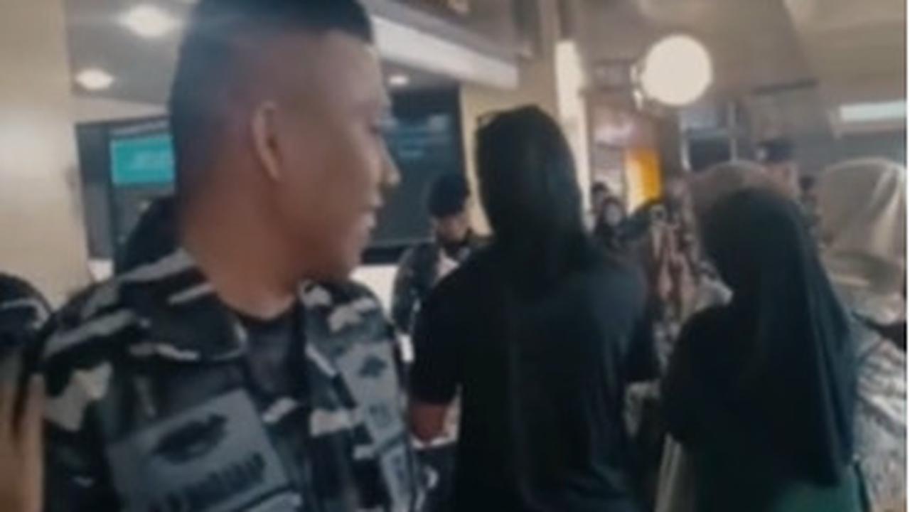 Namun belakangan sang adik susah dihubungi karena harus merantau ke Surabaya untuk mengejar mimpi menjadi tentara.