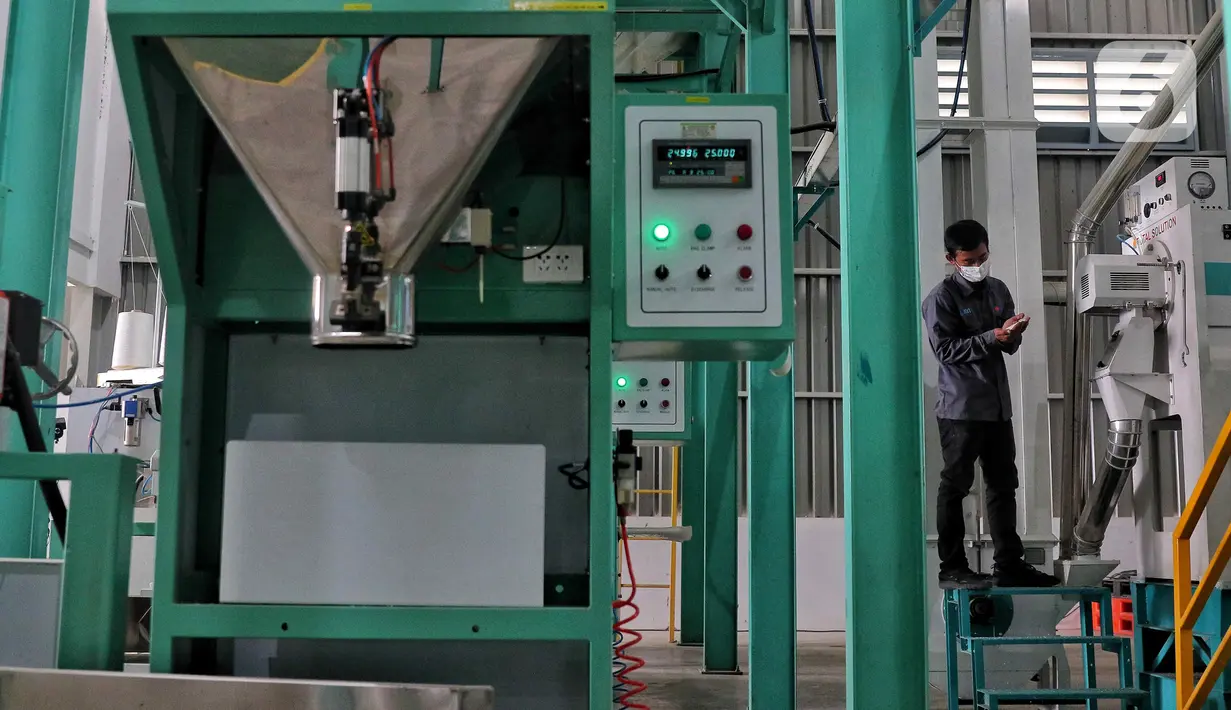 Pekerja memeriksa beras yang diolah secara modern dengan mesin Modern Rice Milling Plant (MRMP) di Karawang, Jawa Barat, Rabu (21/9/2022). Infrastruktur MRMP ini terdiri dari mesin pengering (dryer), unit penggilingan padi (RMU) sebagai mesin konversi gabah menjadi beras, dan dilengkapi teknologi penyortir warna (color sorter). (Liputan6.com/Angga Yuniar)