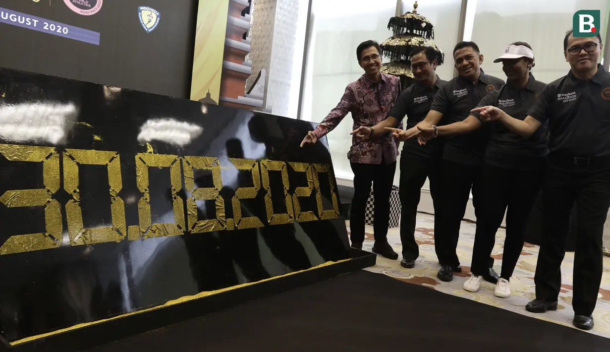 Sekjen PASI, Tigor Tanjung, dan jajaran Maybank saat konfrensi pers lomba lari Maybank Marathon ke-9 di Sentra Senayan, Jakarta, Rabu (5/2). Gelaran Maybank Marathon ke-9 ini diadakan di Bali. (Bola.com/Yoppy Renato)