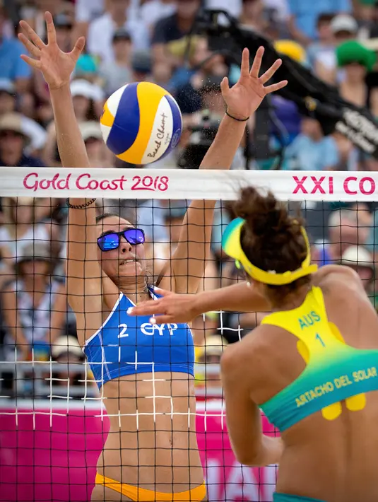 Manolina Konstantinou dari Siprus berusah memblok bola pukulan Mariafe Artacho del Solar dari Australia selama pertandingan voli pantai wanita Commonwealth Games 2018 di Pantai Coolangatta di Gold Coast, Australia (6/4). (AP Photo / Mark Schiefelbein)
