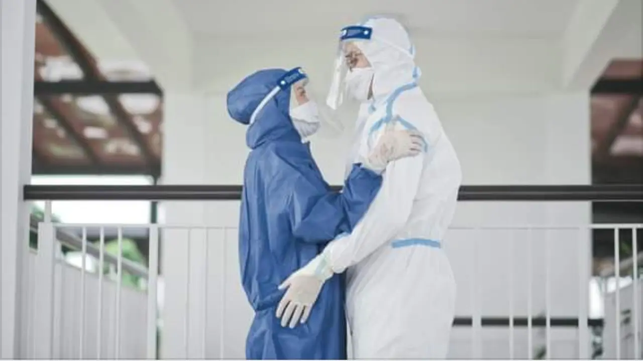 Kisah Asmara di Balik Potret Pernikahan Pasangan Berbaju APD yang Viral