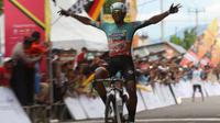 Pebalap asal Afrika Selatan yang bernaung di tim Bike AID, Clint Hendricks, mengukir kemenangan pertama di Tour de Singkarak 2018, Jumat (9/11/2018). (dok Tour de Singkarak)
