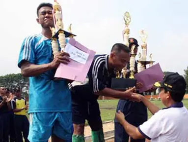 Citizen6, Kobangdika: Penyerahan Piala Juara I Sepakbola dalam rangka hardikal ke 65 dari Dirpers Kobangdikal Kolonel laut (P) Samsul Rizal kepada Puslatdiksarmil di lapangan Wijaya Kusuma Kobangdikal. (Pengirim: Rohman Arif)