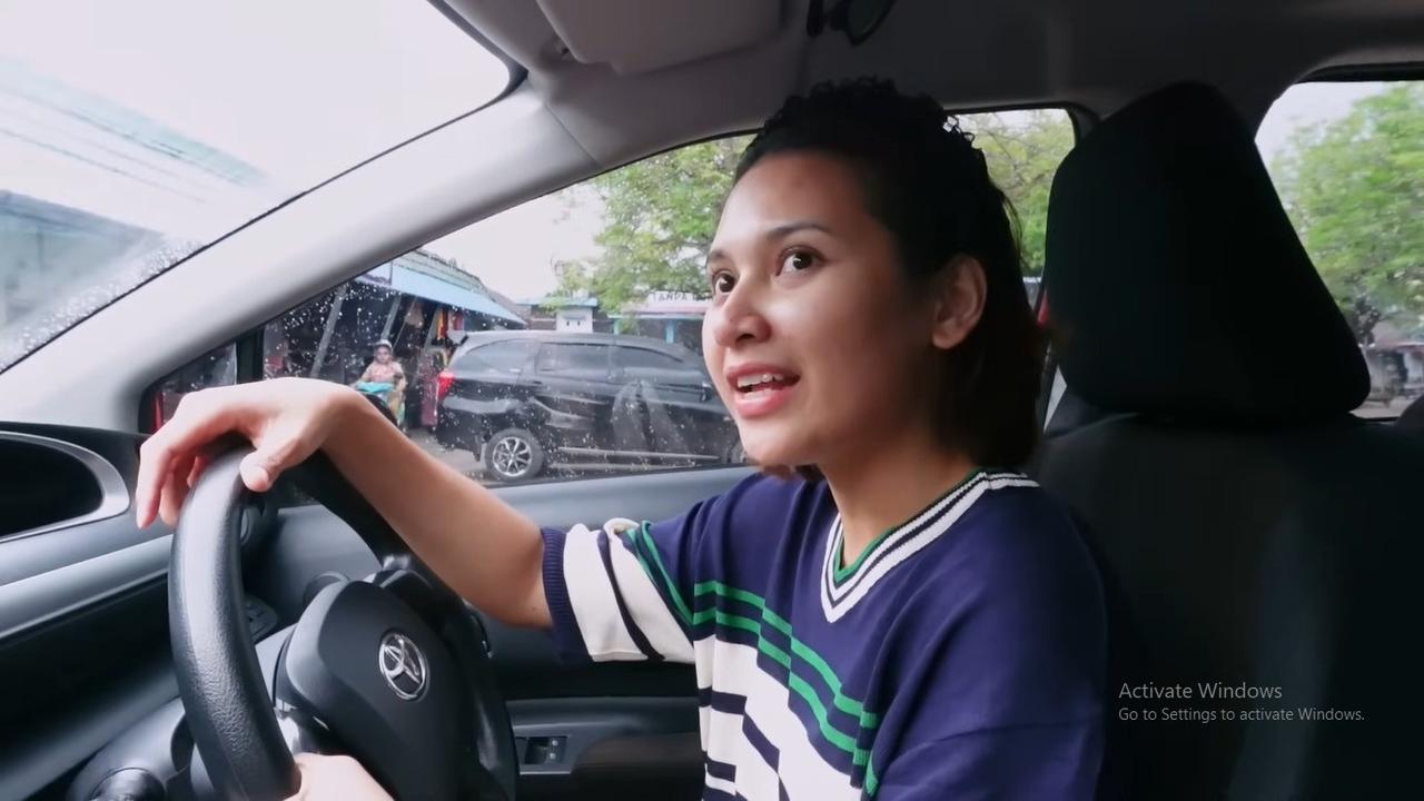 10 Potret Keseruan Indah Permatasari Thrifting Baju di Kampung Halaman Arie Kriting, Lewati Jalan Becek - Dipeluk Ibu-Ibu