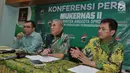 Wasekjen PPP anggota Komisi II DPR Achmad Baidowi (kiri) memberi keterangan pers jelang digelarnya Mukernas ke-2 PPP di Jakarta (16/7). (Liputan6.com/Helmi Afandi)