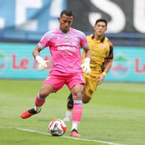 Kiper Persib Bandung, Teja Paku Alam, berhasil mengukir clean sheet sekaligus membawa timnya menang 1-0 atas Persija Jakarta pada laga pekan ke-17 BRI Super League musim ini di Stadion Gelora Bandung Lautan Api (GBLA), Minggu (11/1/2026) sore WIB. (Bola.com/Abdul Aziz)
