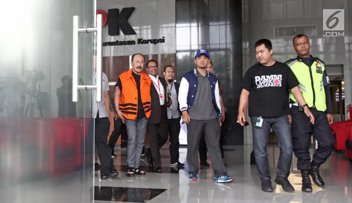 Fredrich Yunadi mengenakan rompi tahanan usai diperiksa di gedung KPK, Jakarta, Sabtu (13/1). Fredrich Yunadi menjadi tersangka kasus dugaan merintangi penyidikan perkara e-KTP yang melibatkan mantan Ketua DPR Setya Novanto. (LIputan6.com/Pool/Dedy)